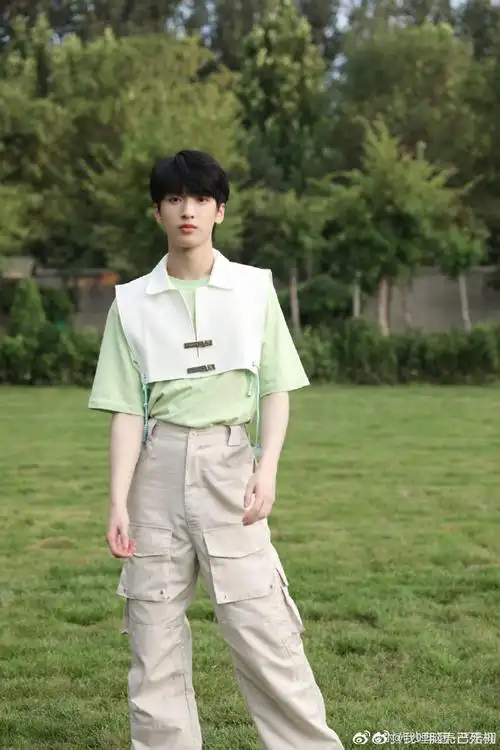 严浩翔户外四连拍