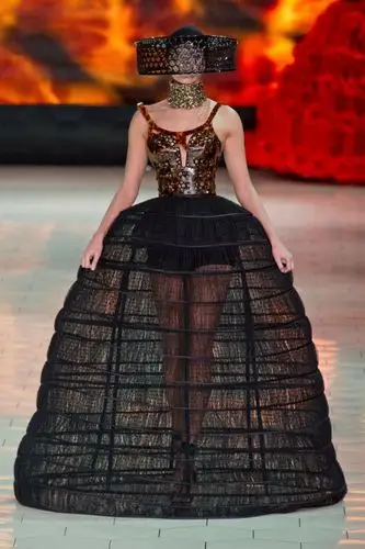 亚历山大·麦昆 英国 伦敦 女装 皇室宫廷高腰裙 裙子 服装 走秀