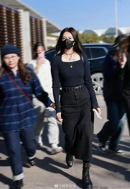 高圆圆机场穿搭一身黑色搭配简约大方又不失细节之美