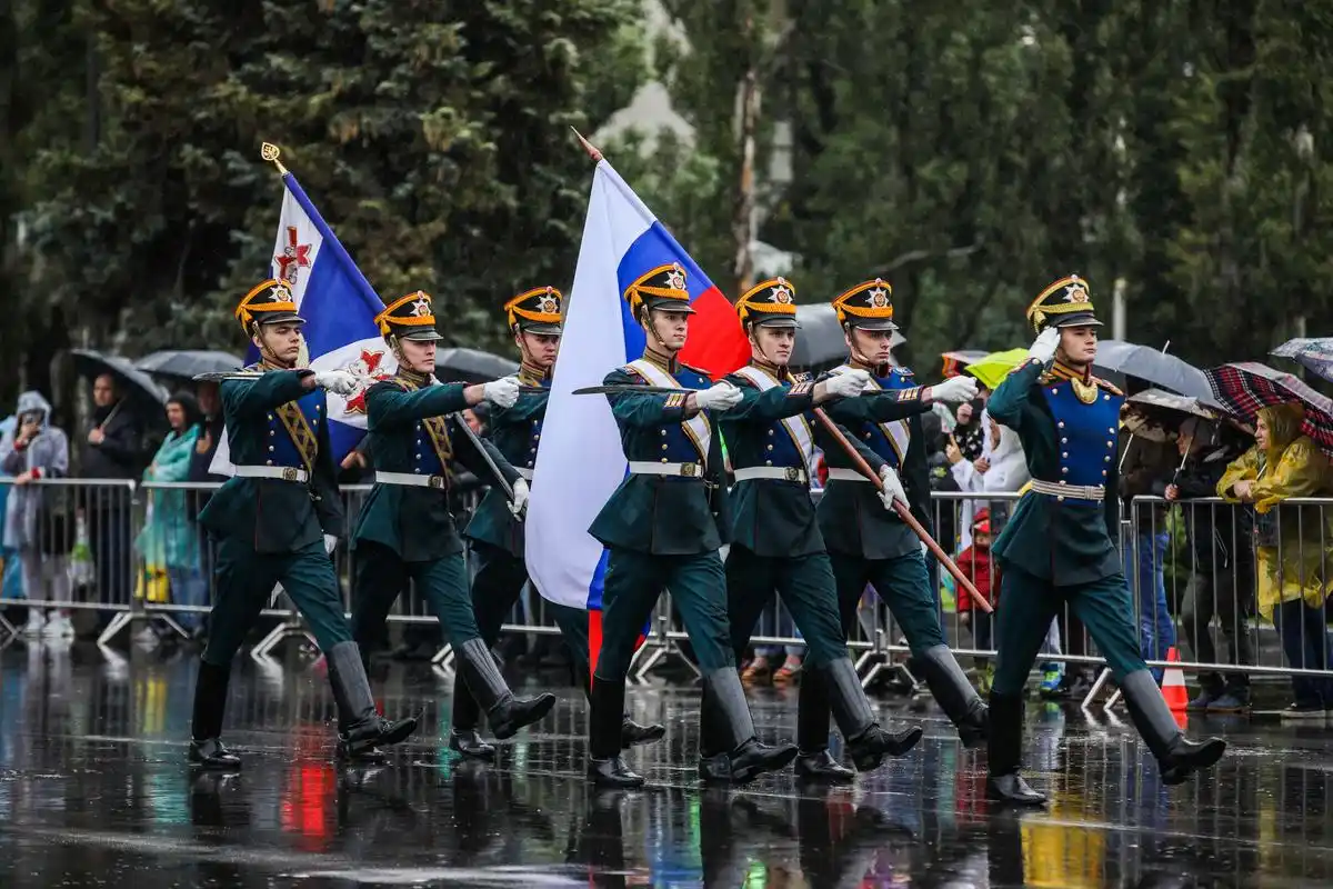 俄罗斯总统警卫团在全俄展览中心举行表演