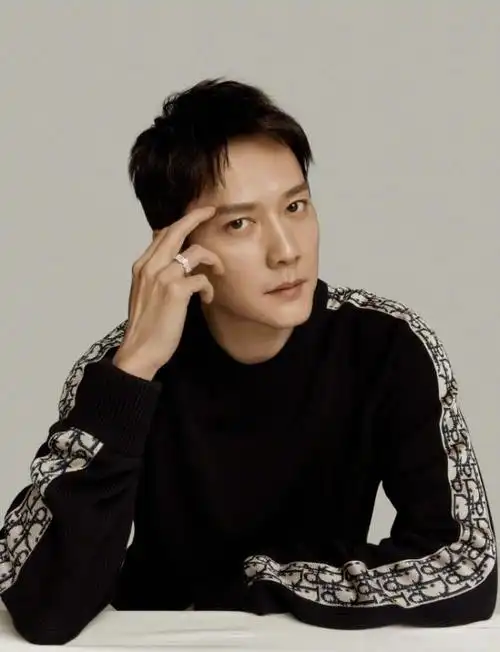 冯绍峰晒照与老婆罕秀恩爱,戴与赵丽颖情侣款戒指,隔空撒糖甜齁