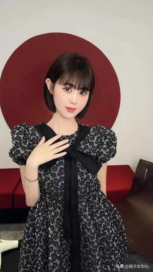 圆脸的女生,别再留中分发型了,难看显脸大,这些发型才适合你