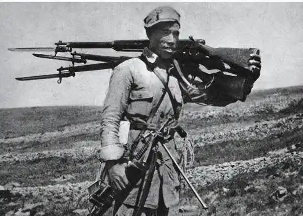 抗战时,为何民兵有冲锋枪,八路军只有步枪?