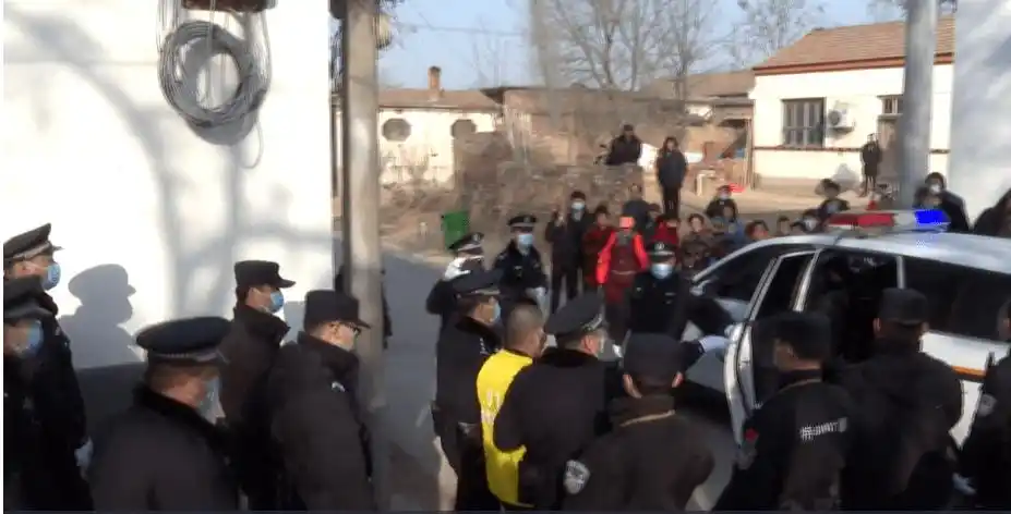 台前县公安局依法开展对涉毒犯罪人员押解指认现场行动