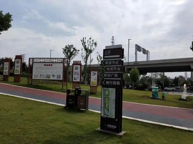 过了107辅道,我被路边的牌子吸引了