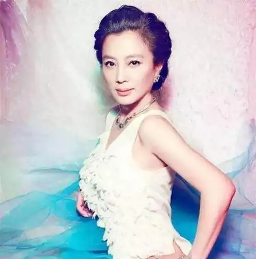 现在的郑益萍在国外混,据说小日子过得不错.