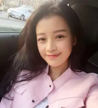 准妈妈孙怡直发戴白帽打造出精致女人的发型