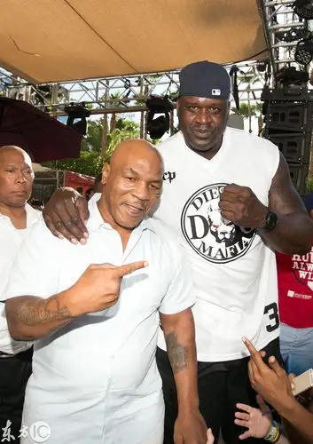 大鲨鱼奥尼尔与拳王泰森在拉斯维加斯掰手腕 你觉得谁会赢?