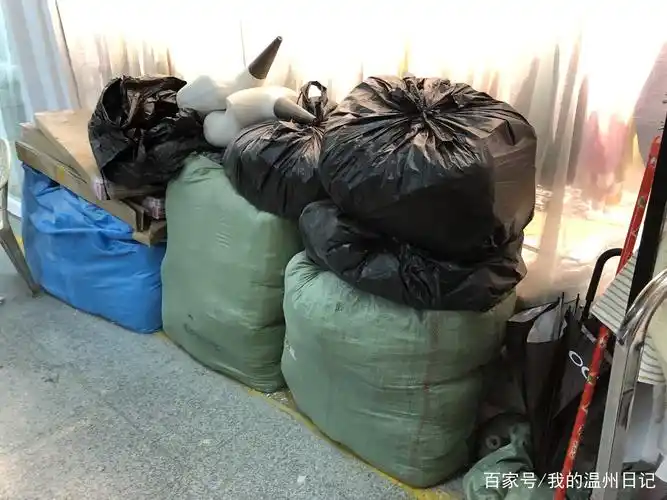 店家打包好的包裹,等待快递员或者拉货的工作人员来取货.