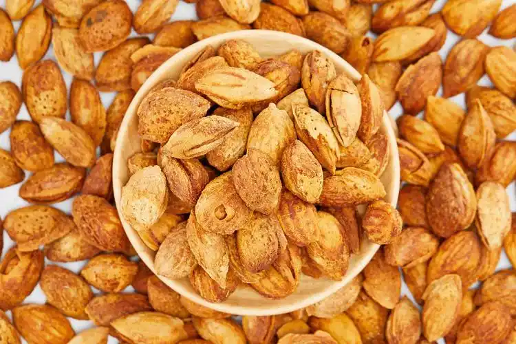 平铺巴旦木营养坚果美味巴旦木开口坚果整齐摆放的坚果干果美食零食