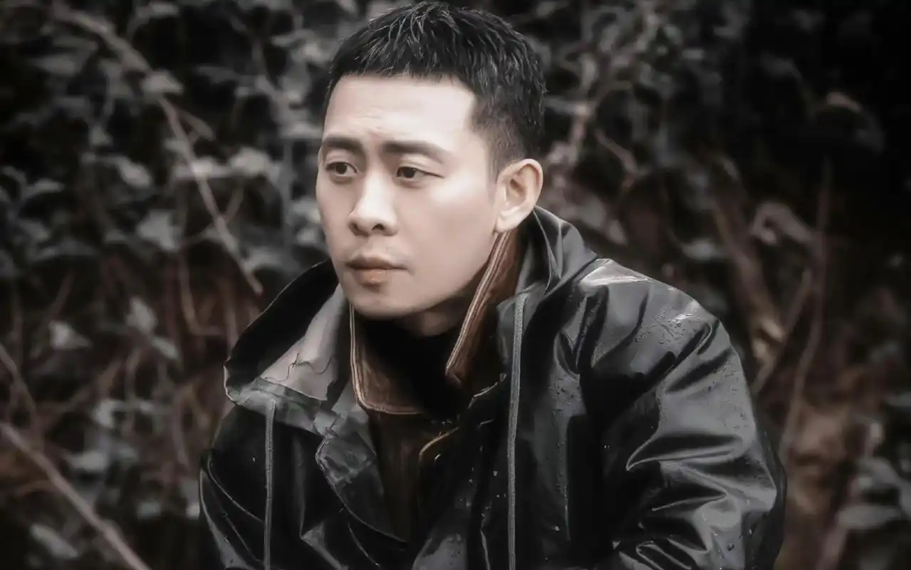 张译老师的脸型有点不对称,应该是喜欢侧睡,我不建议你这么睡,比较