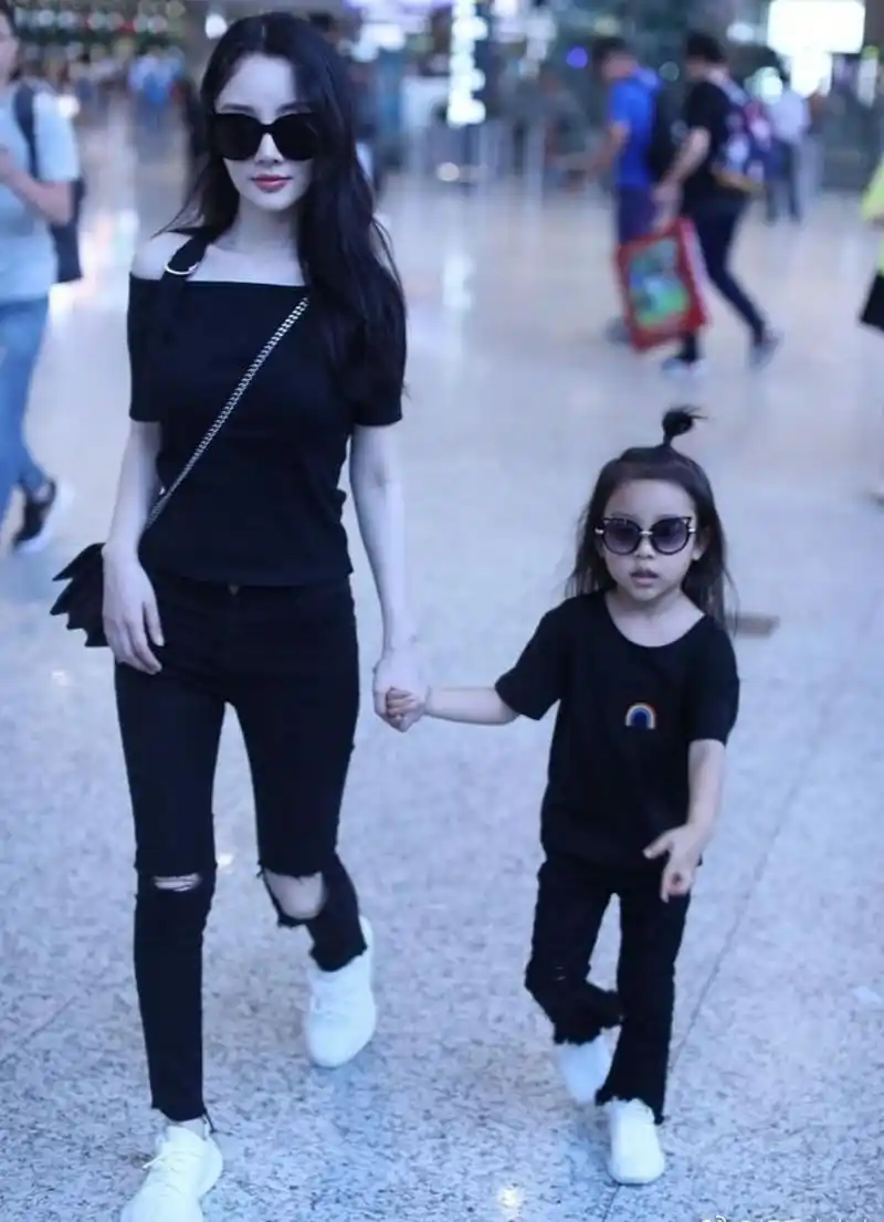 李小璐和甜馨现身机场,甜馨两个动作太可爱!