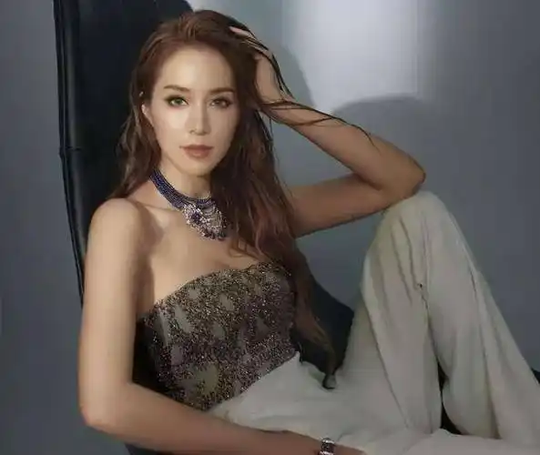 多年来将她宠成了公主,现在的徐子淇身材苗条,容貌精致,还就跟年轻的