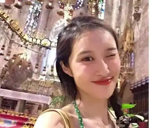 她因"丑女"一角一炮而红,却因为一张照片,断送自己的