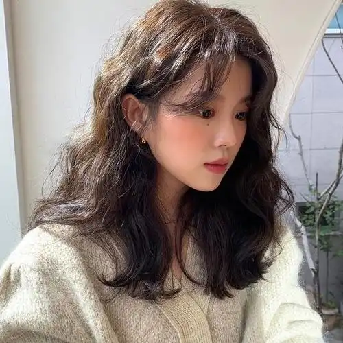 其实大部分的人都可以靠打扮来提升自己的氛围感,像通过一些穿搭,发型