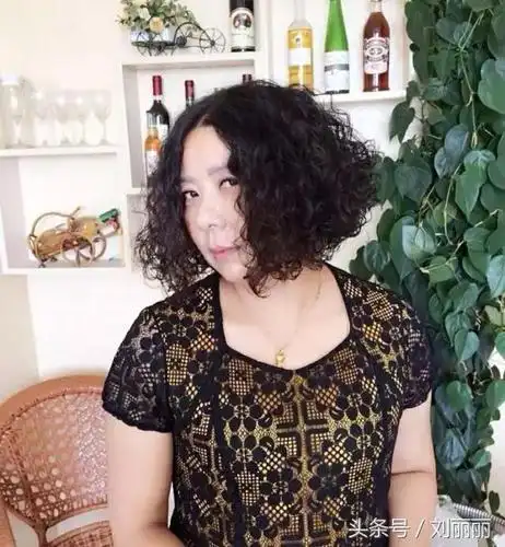 妈妈烫属于中年女性的最美发型