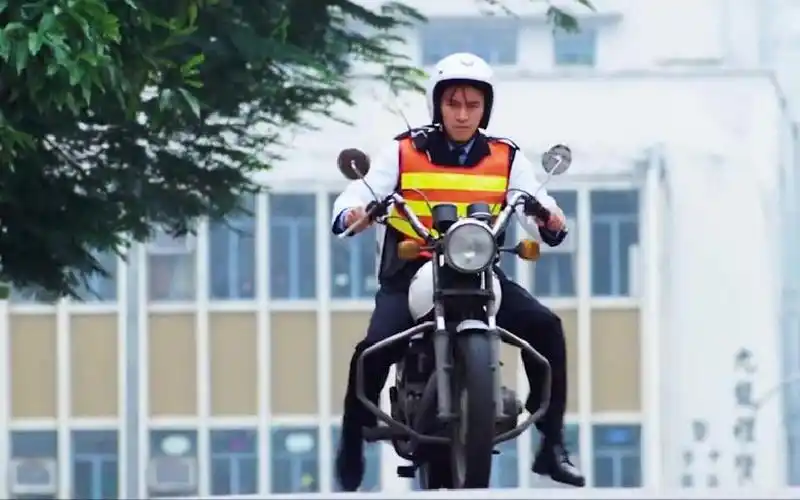 《逃学威龙2》周星驰被调走,本以为能升职,却被贬职为交警