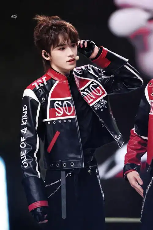 宋亚轩楼外楼演唱会##宋亚轩solo舞台不枉##时代少年团叁重楼暨车道