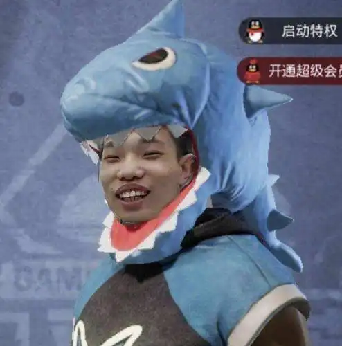 说起虎牙鲨鱼相信很多网友都不陌生,作为目前的顶级流量吃鸡主播,鲨鱼