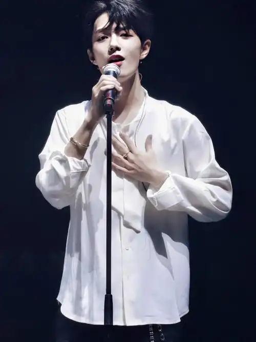 肖战白衬衫yyds拒绝路透来一波战战白衬衫帅图暴击