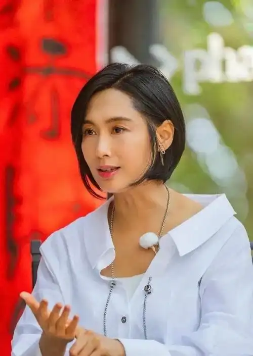 52岁丰满朱茵与赌王叛逆千金同框美过被嘲过眨眼无敌