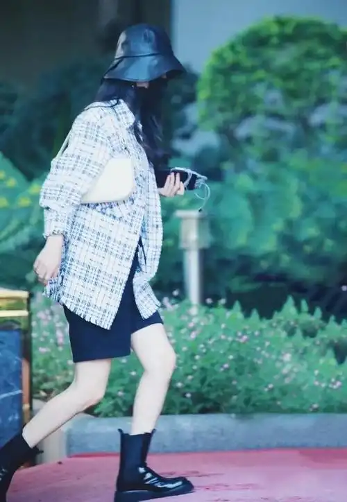 赵丽颖离婚后首晒美照,穿绿色包臀裙秀身材,眼睫毛像太阳花