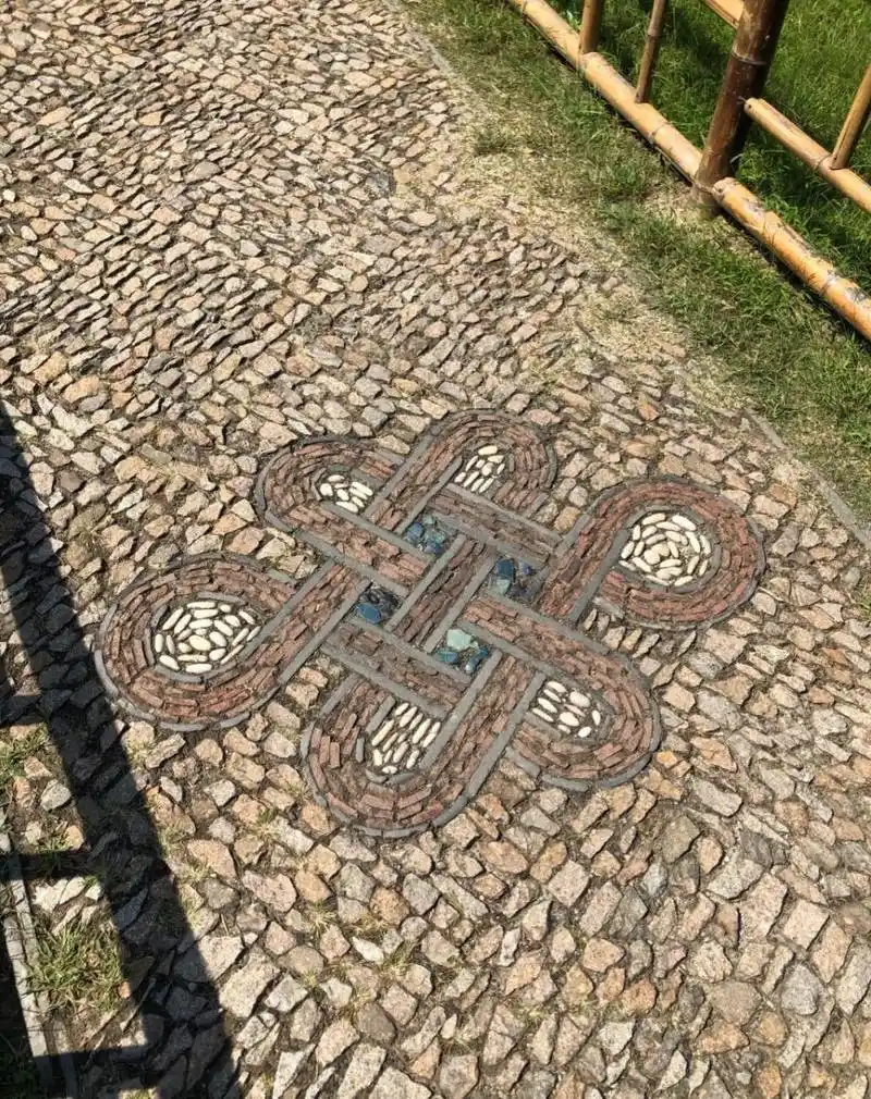 花街铺地是园林中一种地面铺装工艺,是以瓦片,各色卵石,碎石,碎瓷片等