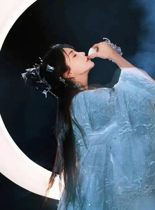 杨颖中秋节美照,冷感古装造型仙气十足,举杯月下浅酌宛若月神|杨幂