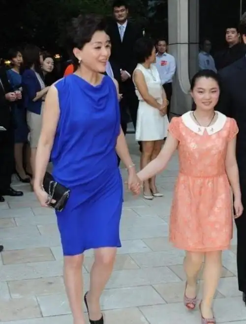 51岁杨澜一家近照,23岁儿子帅气有才,19岁女儿像极了爸爸_吴征_事业