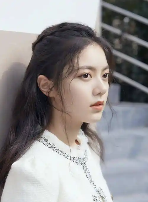 女星赵今麦时尚造型:清纯可爱,青春活力