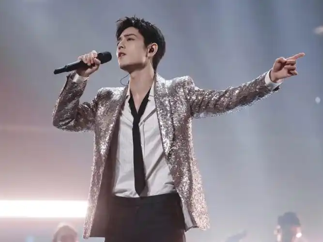 肖战 银色西装 湾区升明月 舞台