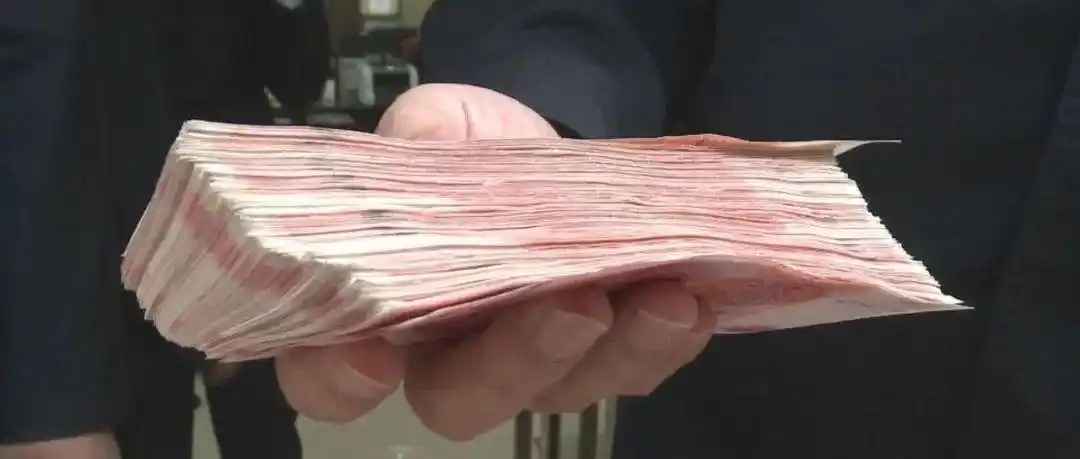 2万现金丢弃乐山街头,今天派出所传来消息,有人前来认领了!