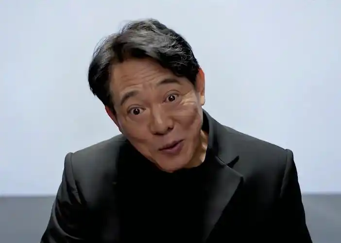 李连杰|60岁李连杰回国捞金,身材暴瘦眼睛突出,被指面相凶狠老了好多