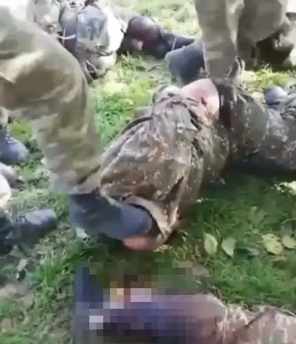 亚美尼亚士兵不再容忍,割掉阿军战俘耳朵,大批青年誓言夺回纳卡_手机