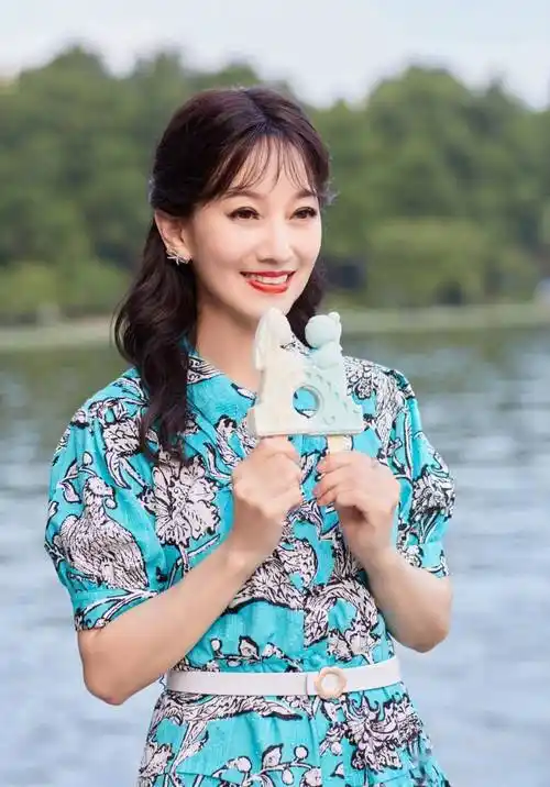 66岁赵雅芝的发型真好看空气刘海时尚减龄配棕色发色优雅大气