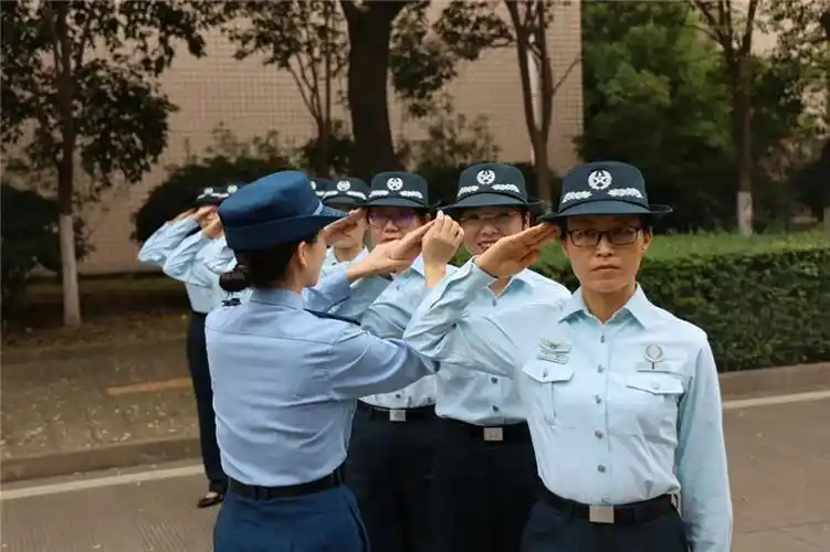兵味浓空工大举行文职人员队列评比暨报告词考核活动