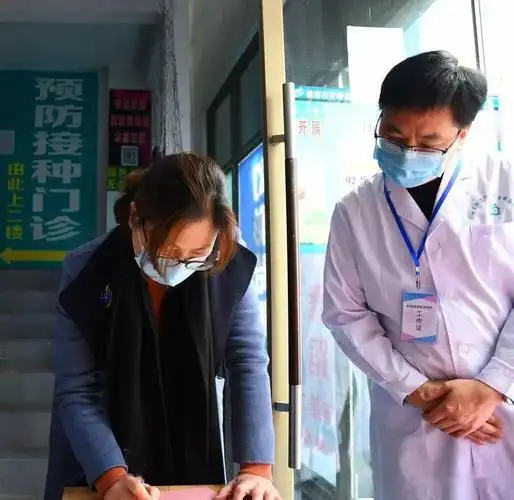 今日上午,副县长叶玲,余传庆前往甘蔗街道社区卫生服务中心带头接种