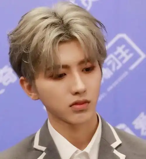 蔡徐坤占领整版热搜汪峰又一次心灵受创