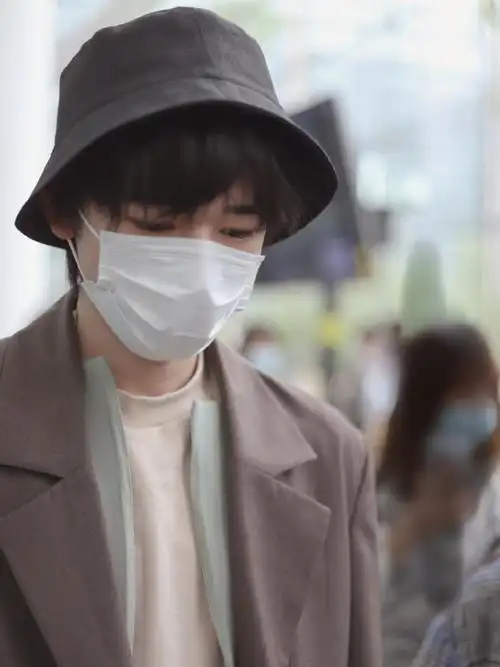 王俊凯宋亚轩同框#盘点在机场的轩轩戴渔夫帽日常,请将宋亚轩青春