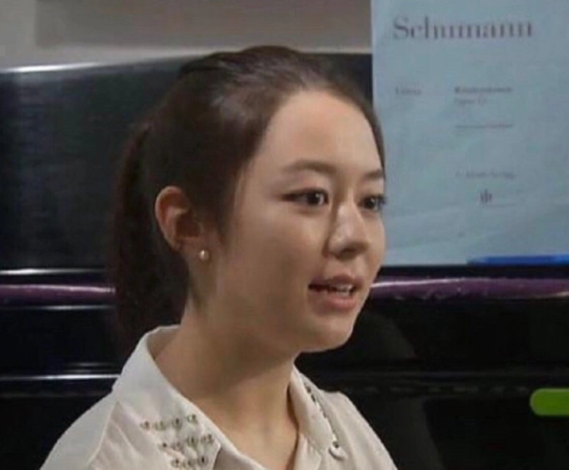 有种"整容"叫吉娜素颜,当看到她卸妆后的真容:确定只有25岁?