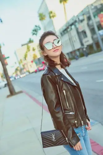 景甜最新街拍曝光 带来浓浓的美国西岸风情