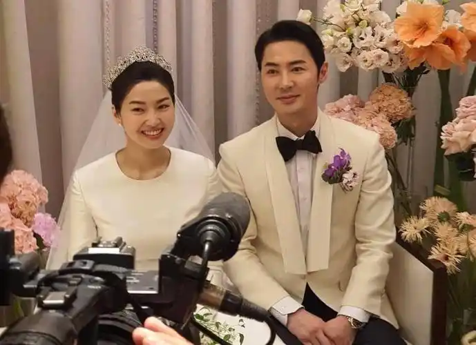 40岁韩国男神junjin婚礼现场照曝光 空姐妻子气质出众