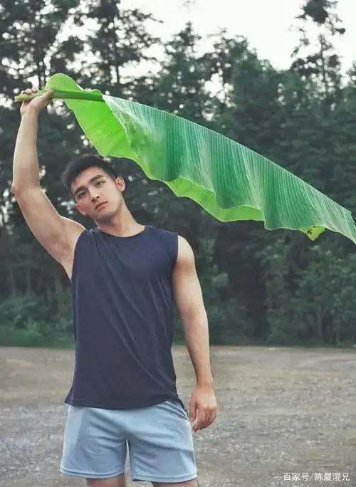 毛若懿最新肌肉写真化身田间小哥,清新帅气!