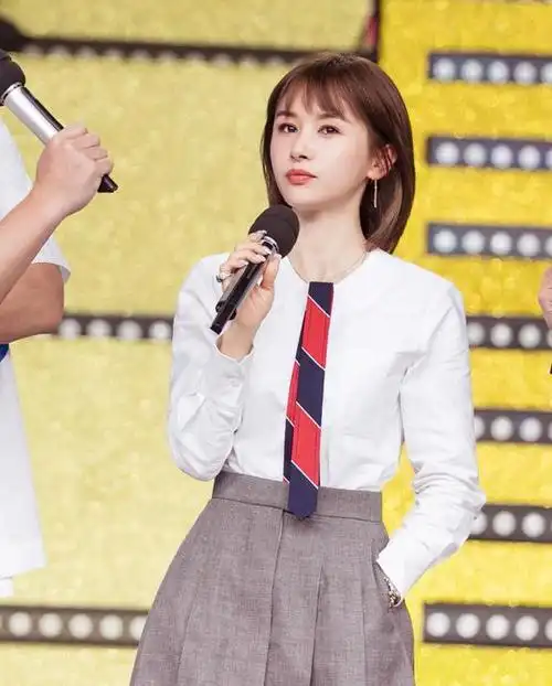 32岁王子文真会装嫩,白衬衫搭配百褶裙好少女,瞬间美成了学生妹