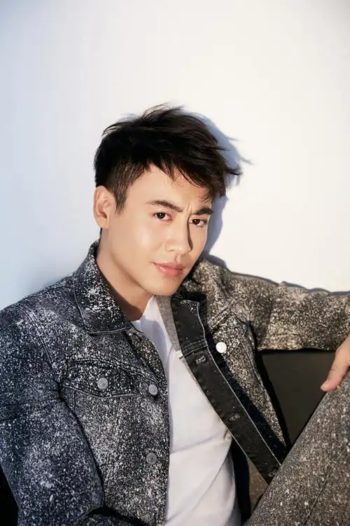 演员刘凯最新写真尽显型男范儿