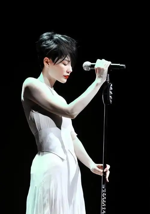 稀奇!王菲携李嫣看演唱会,男闺蜜作陪,18岁李嫣当王菲面抽烟