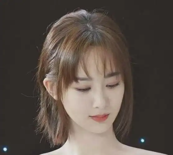 范丞丞这边状态更加自然年轻,反观杨紫脸上却充满了年龄的痕迹,侧面