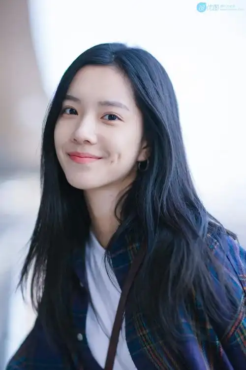 酒窝美女庄达菲户外清新街拍图片,笑容怡人,美腿修长 庄达菲,酒窝美女