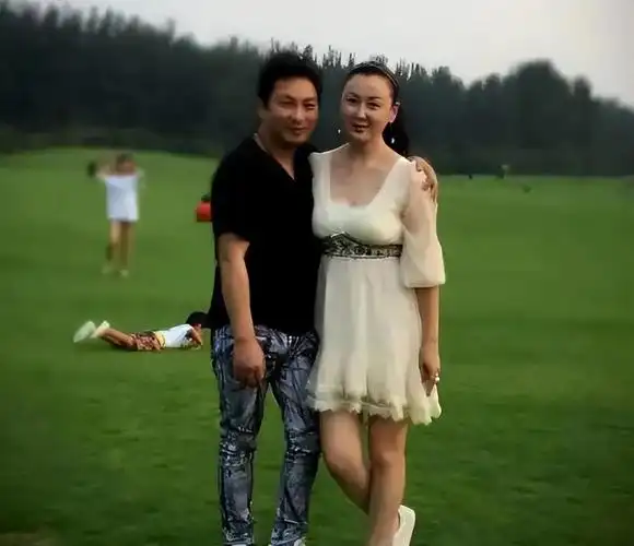 夫妻俩事业发展的越来越好,家庭也增添新成员,陈少华老婆怀孕生下了一