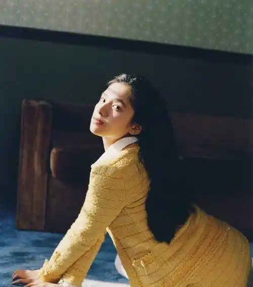 90后小花张婧仪拍复古大片时尚清纯尽显少女气息表现力十足